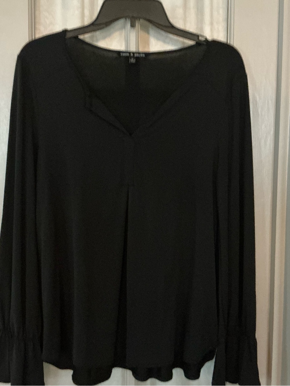 Cable & Gauge Black V-Neck Long Sleeve Tunic Top